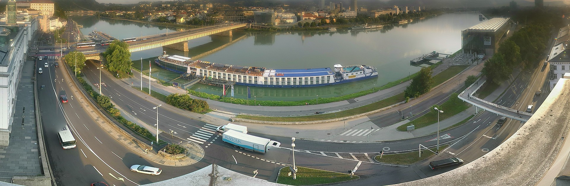 Archiv Foto Webcam Linz: Donaulände und Nibelungenbrücke