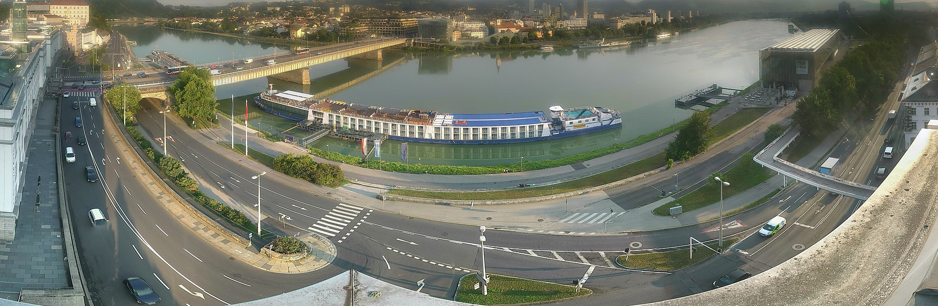 Archiv Foto Webcam Linz: Donaulände und Nibelungenbrücke