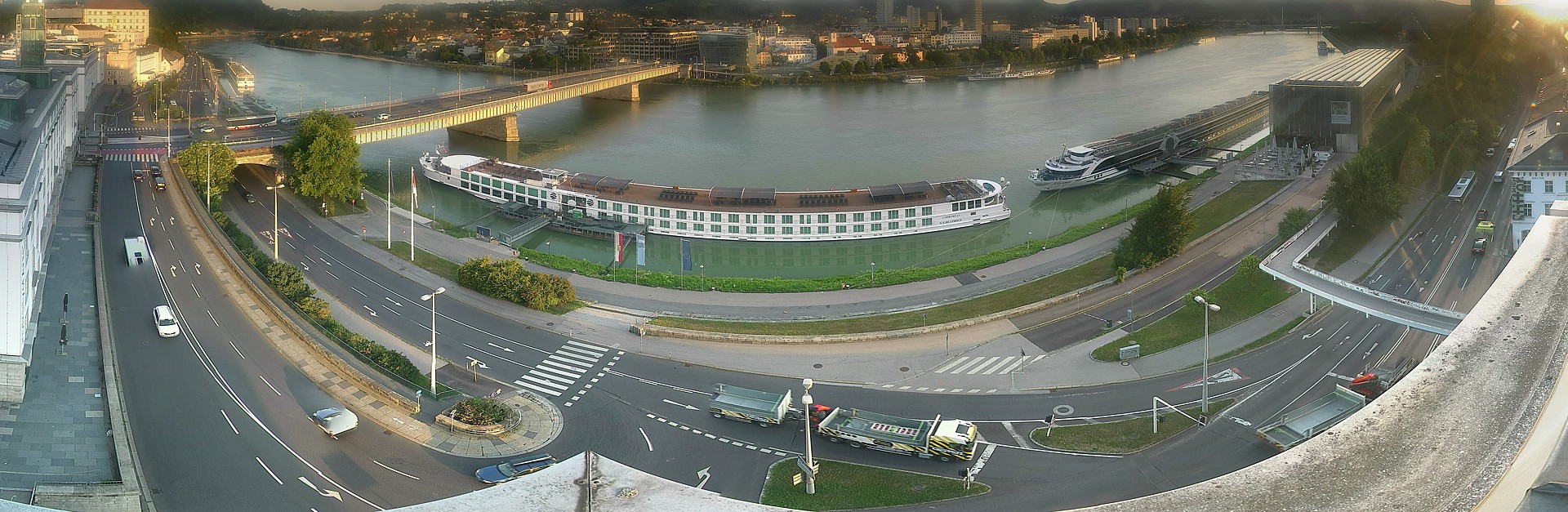 Archiv Foto Webcam Linz: Donaulände und Nibelungenbrücke