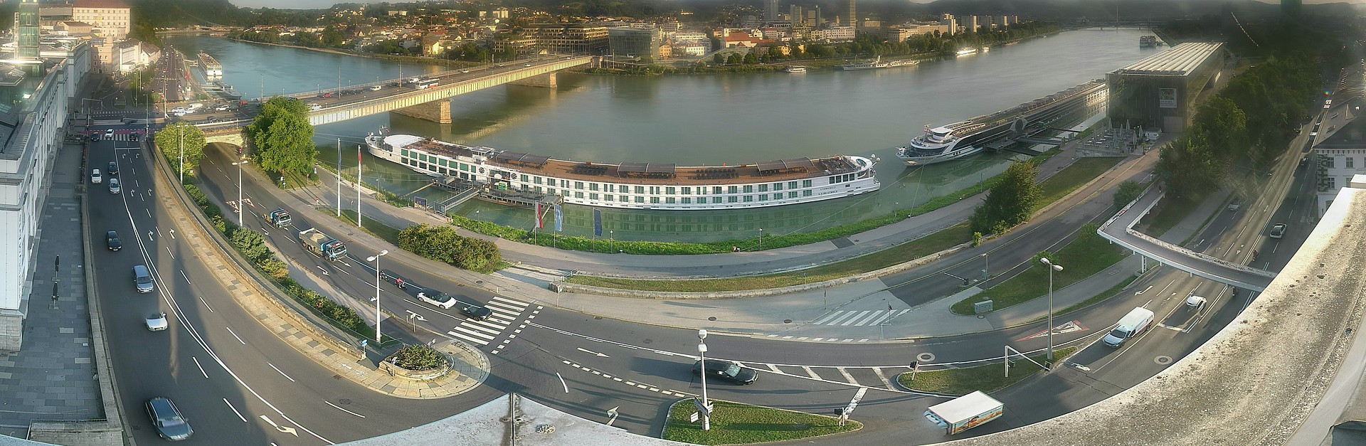 Archiv Foto Webcam Linz: Donaulände und Nibelungenbrücke