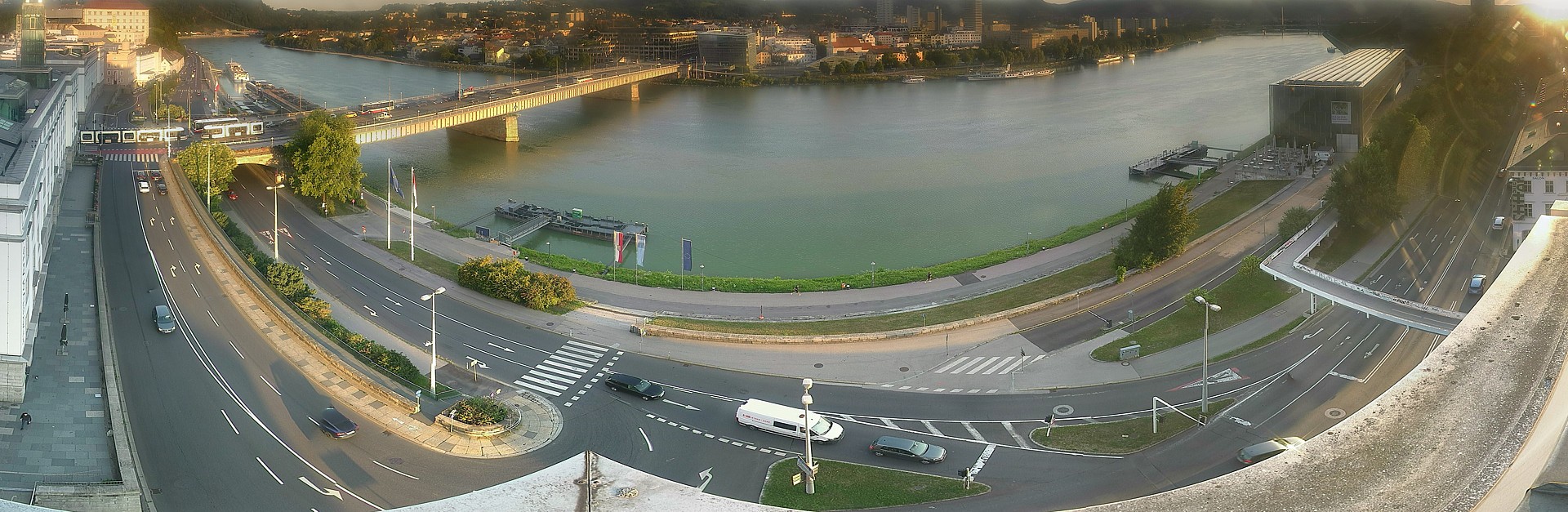 Archiv Foto Webcam Linz: Donaulände und Nibelungenbrücke