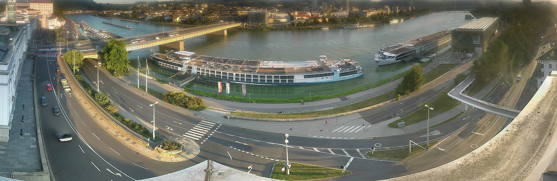 Archiv Foto Webcam Linz: Donaulände und Nibelungenbrücke