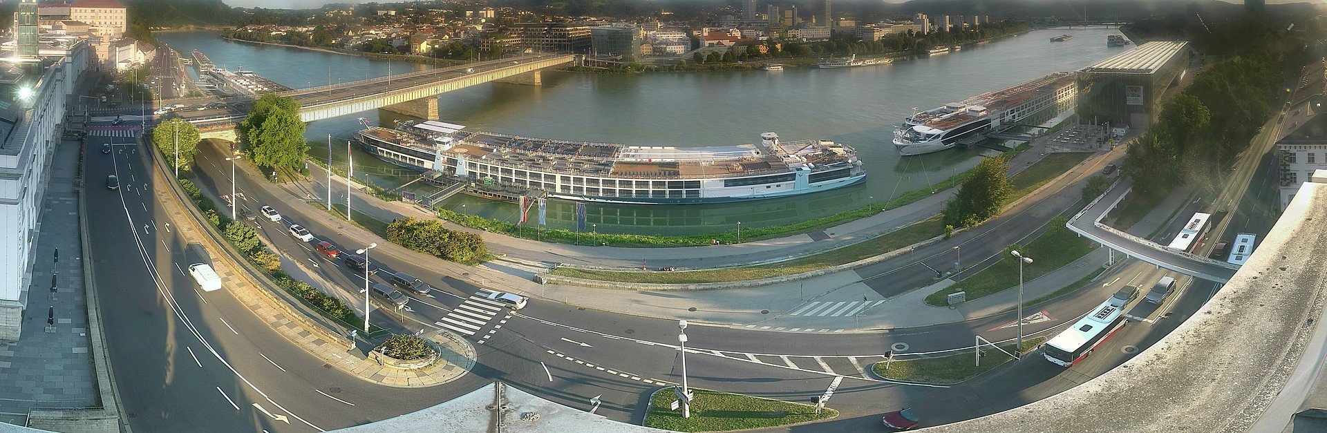 Archiv Foto Webcam Linz: Donaulände und Nibelungenbrücke
