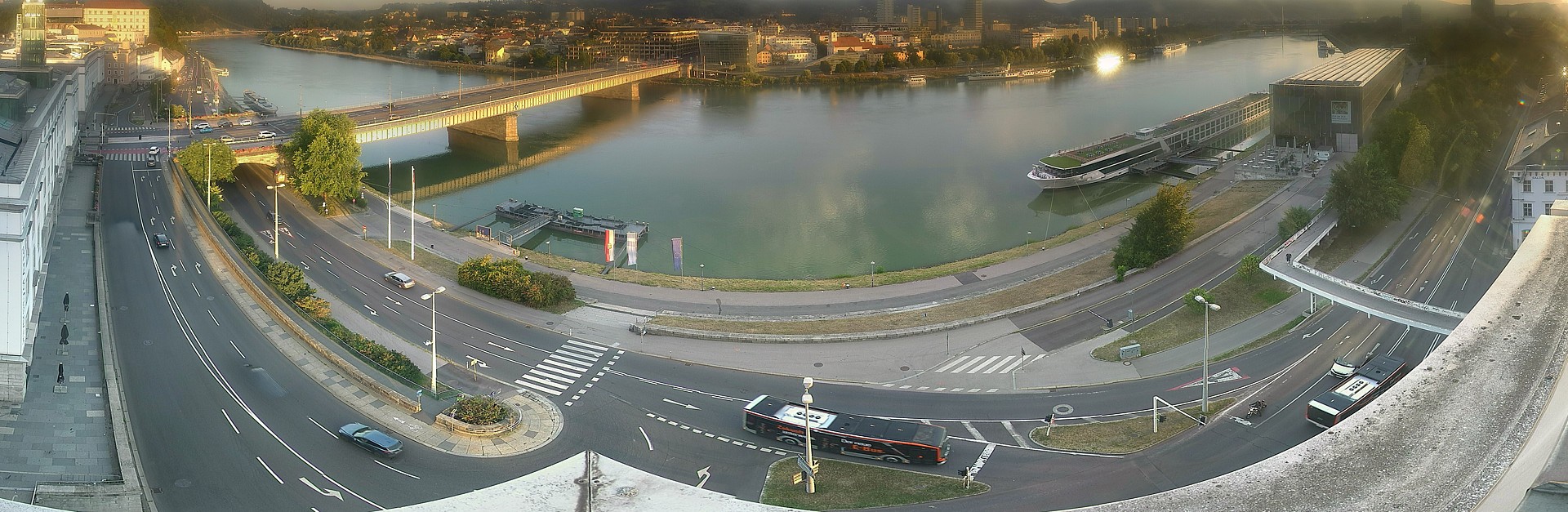 Archiv Foto Webcam Linz: Donaulände und Nibelungenbrücke