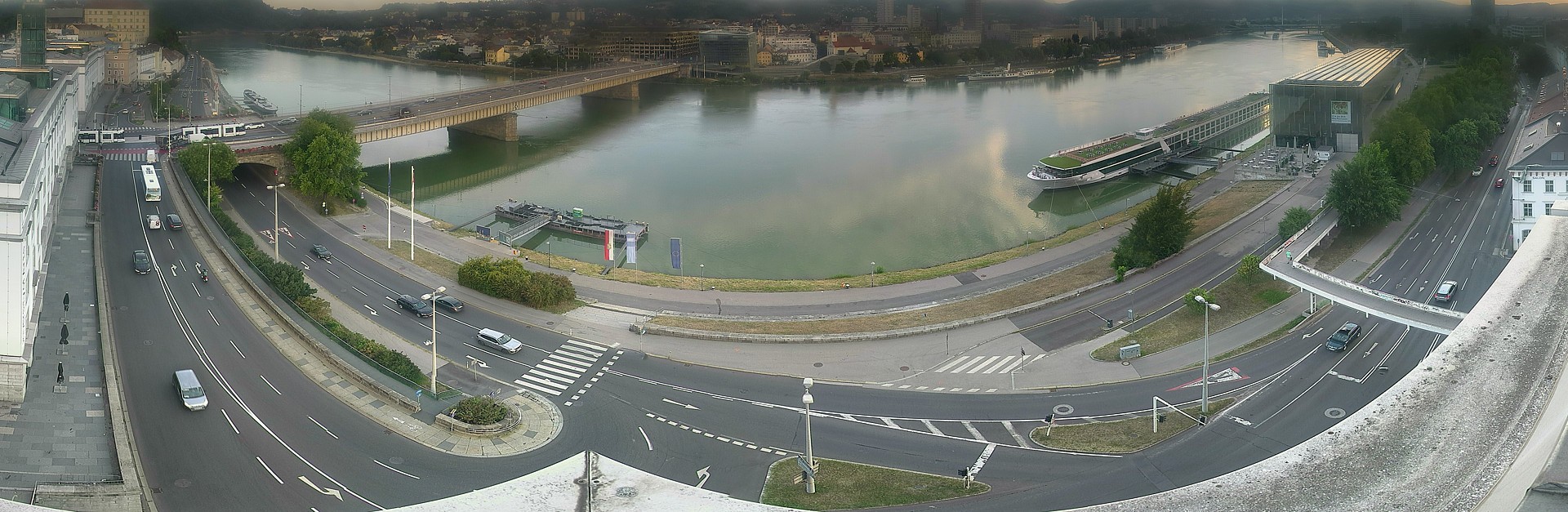 Archiv Foto Webcam Linz: Donaulände und Nibelungenbrücke