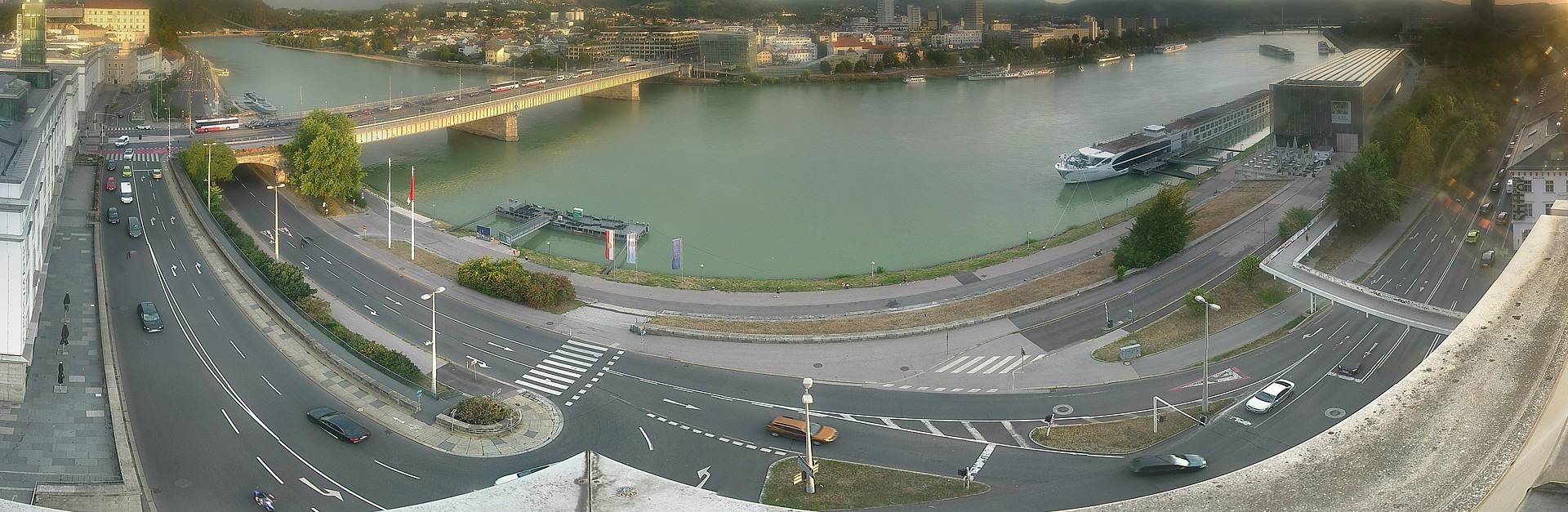 Archiv Foto Webcam Linz: Donaulände und Nibelungenbrücke