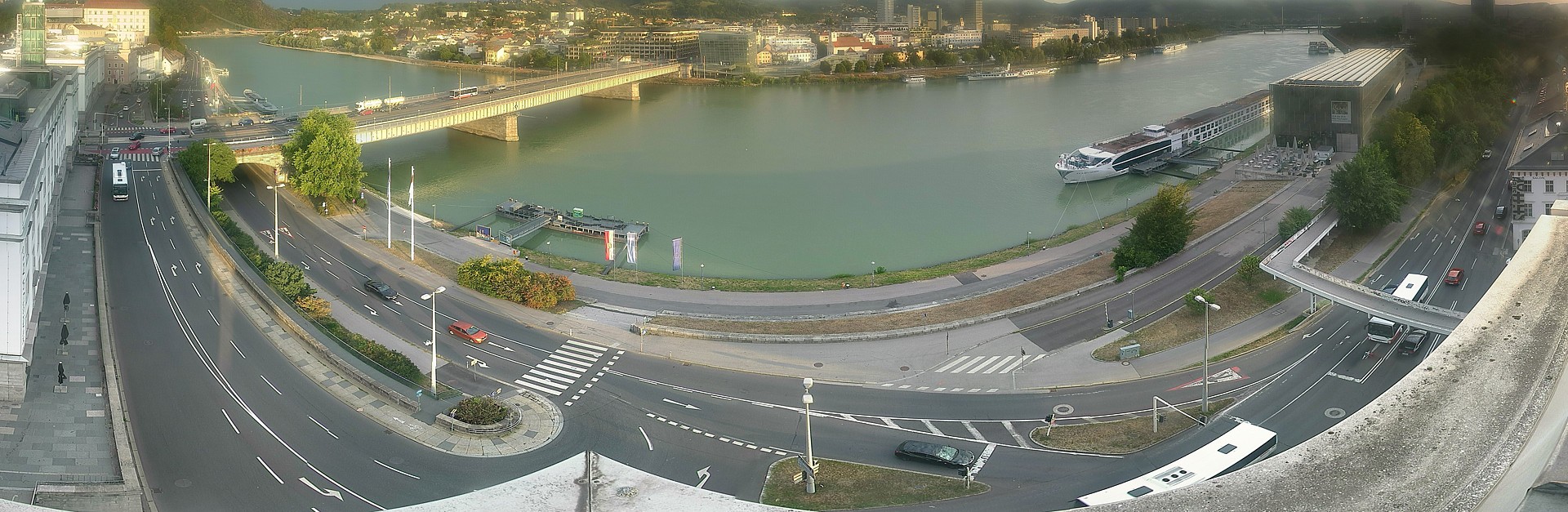 Archiv Foto Webcam Linz: Donaulände und Nibelungenbrücke