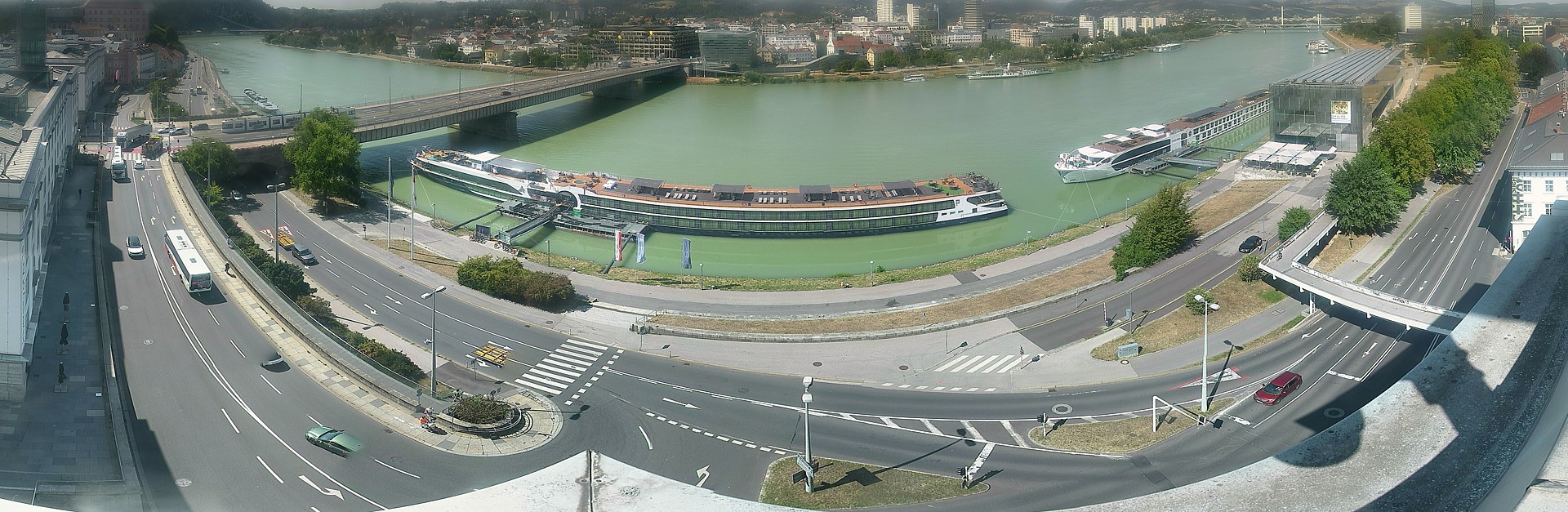 Archiv Foto Webcam Linz: Donaulände und Nibelungenbrücke