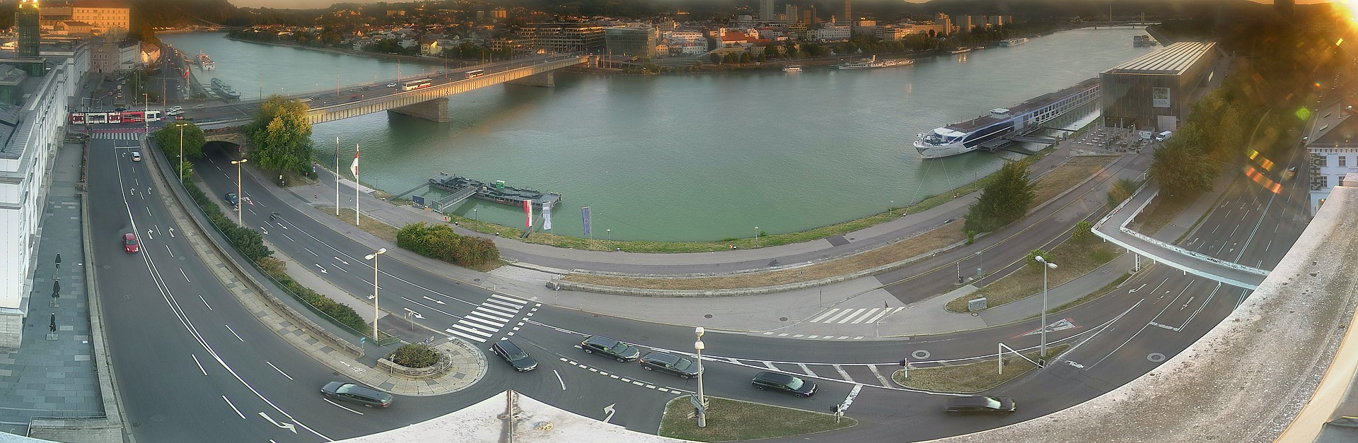 Archiv Foto Webcam Linz: Donaulände und Nibelungenbrücke