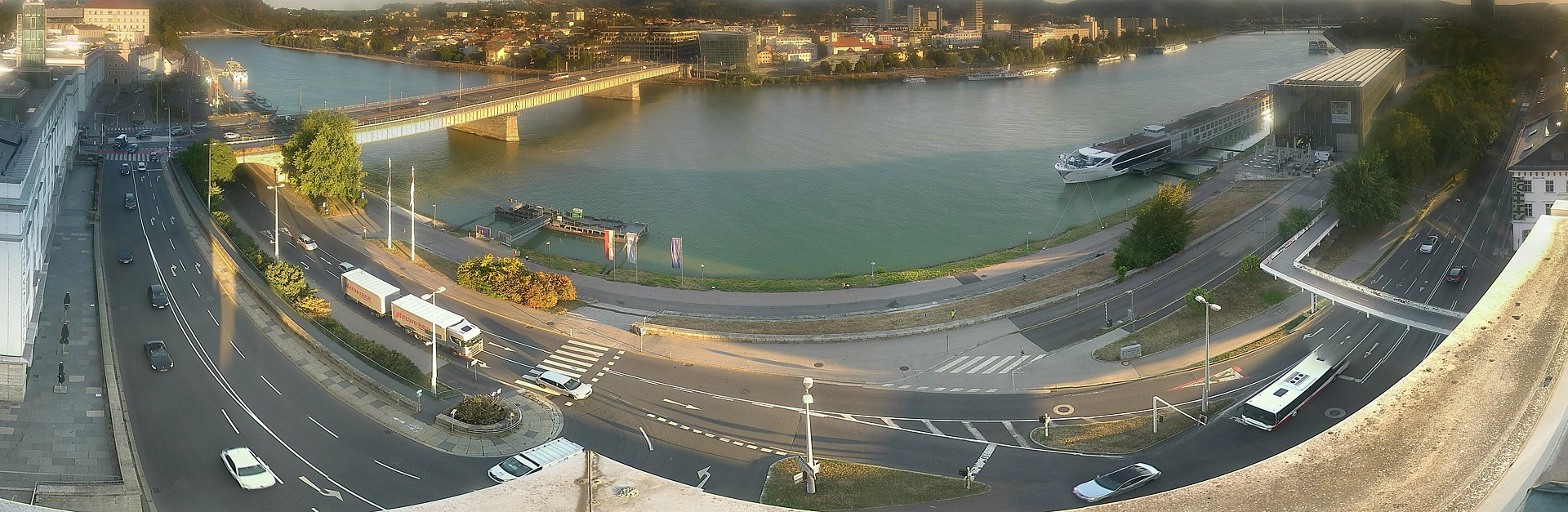 Archiv Foto Webcam Linz: Donaulände und Nibelungenbrücke