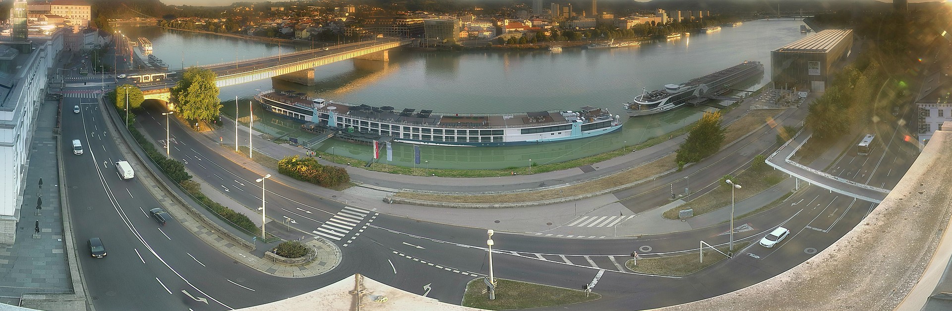 Archiv Foto Webcam Linz: Donaulände und Nibelungenbrücke