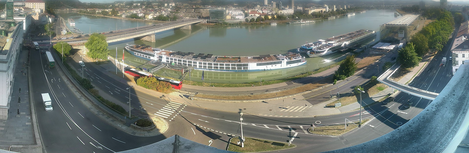 Archiv Foto Webcam Linz: Donaulände und Nibelungenbrücke