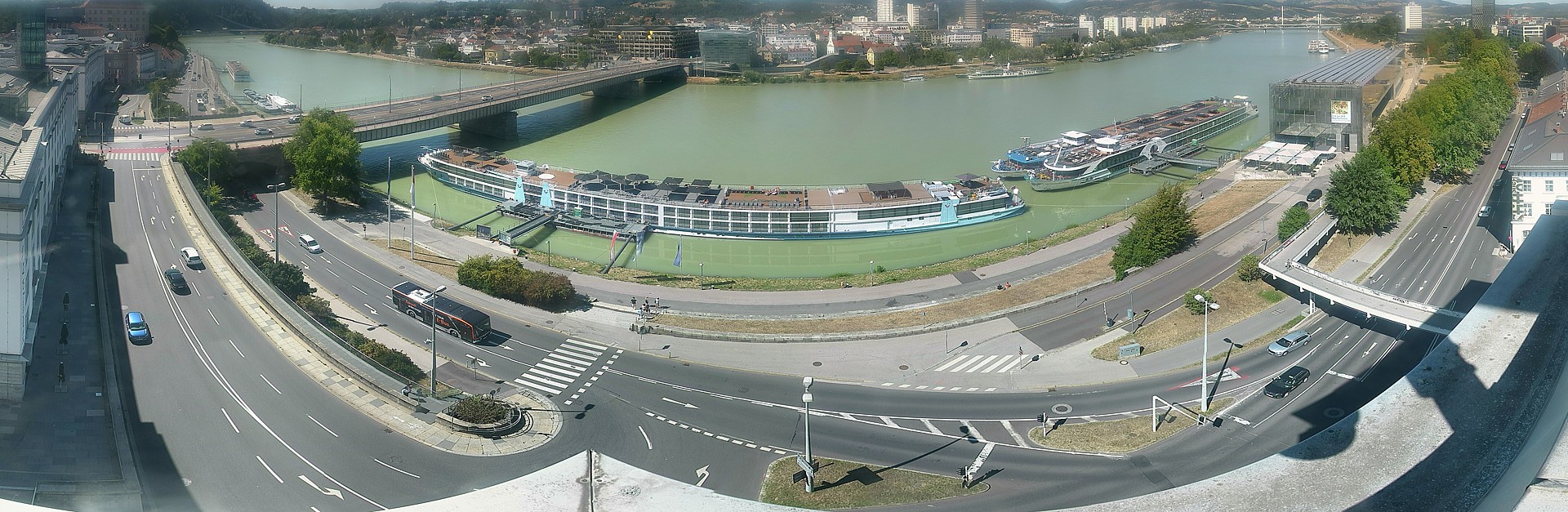 Archiv Foto Webcam Linz: Donaulände und Nibelungenbrücke