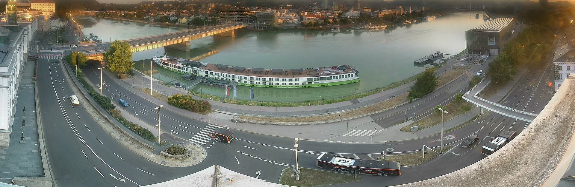 Archiv Foto Webcam Linz: Donaulände und Nibelungenbrücke