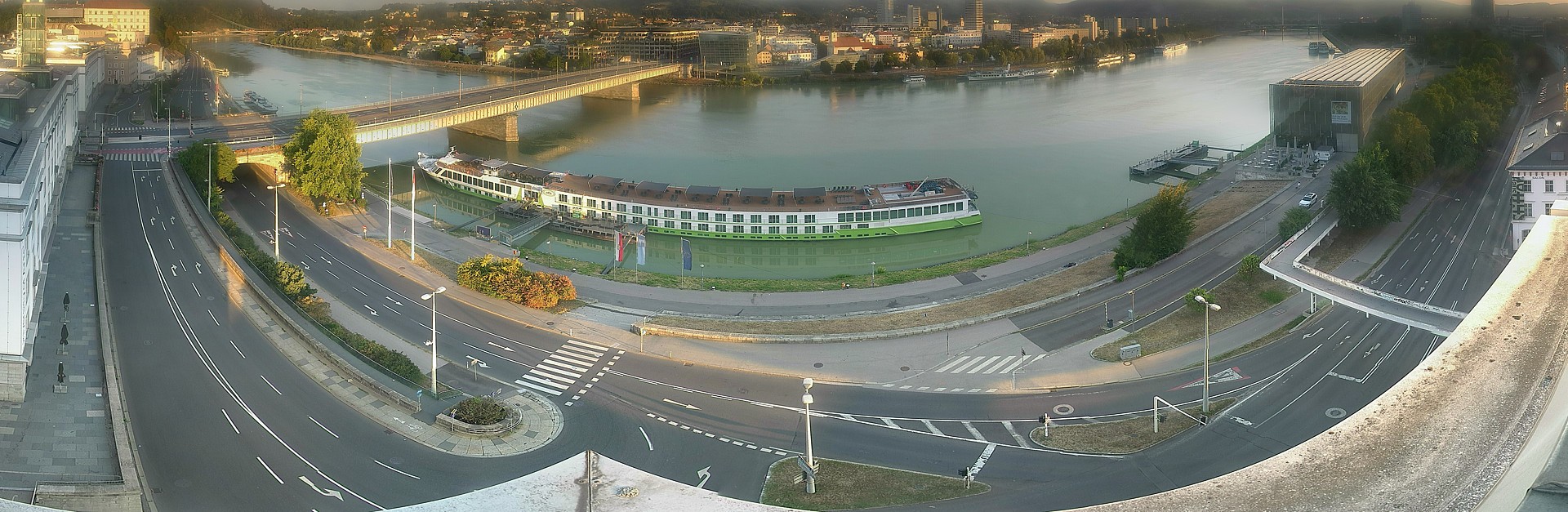 Archiv Foto Webcam Linz: Donaulände und Nibelungenbrücke