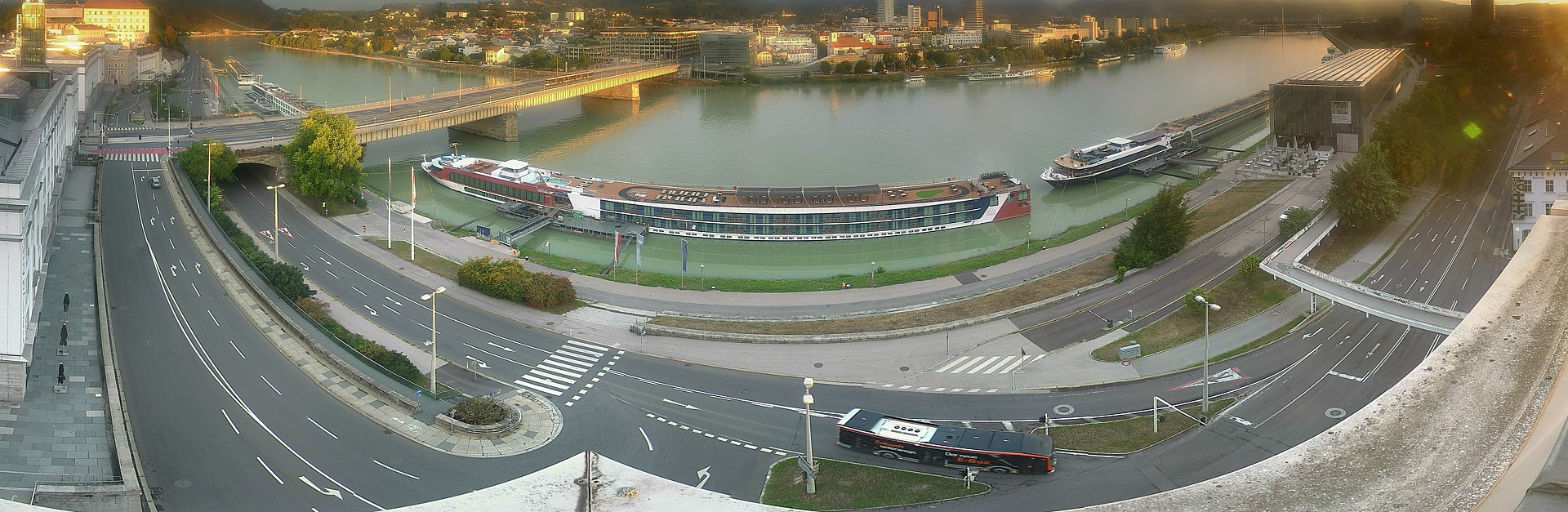 Archiv Foto Webcam Linz: Donaulände und Nibelungenbrücke