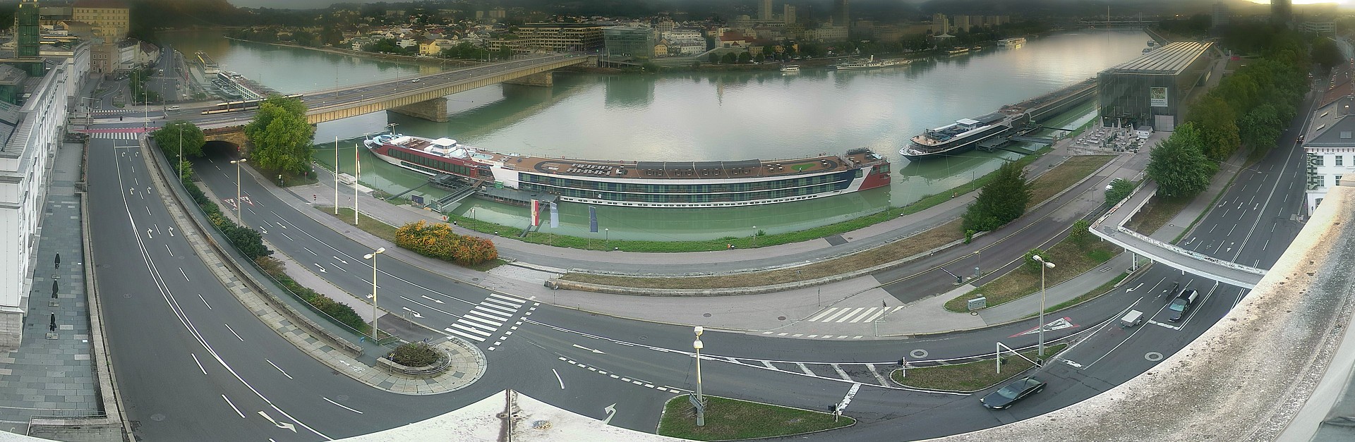 Archiv Foto Webcam Linz: Donaulände und Nibelungenbrücke