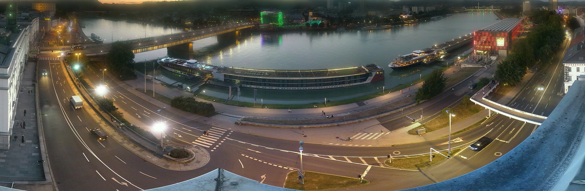 Archiv Foto Webcam Linz: Donaulände und Nibelungenbrücke