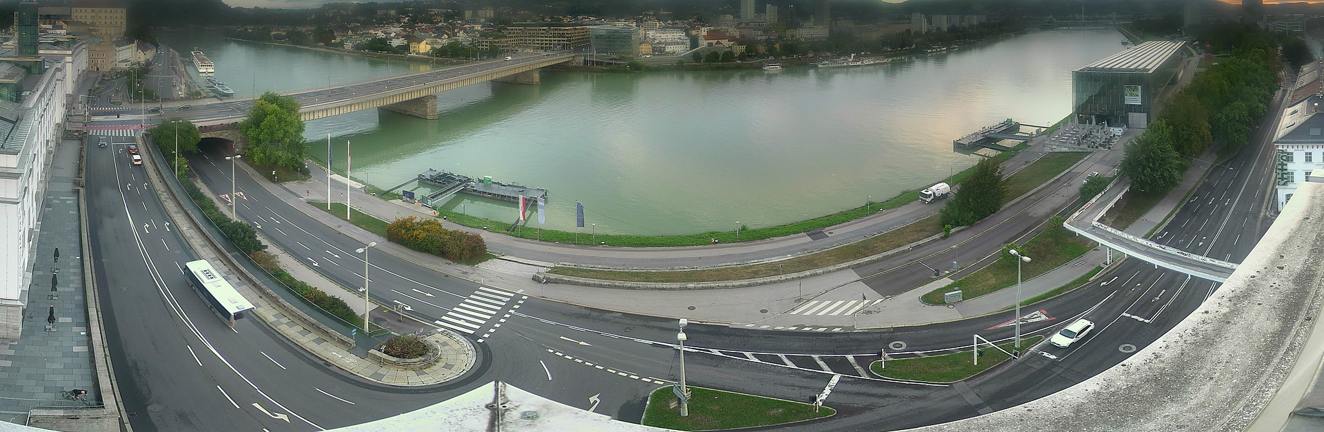 Archiv Foto Webcam Linz: Donaulände und Nibelungenbrücke