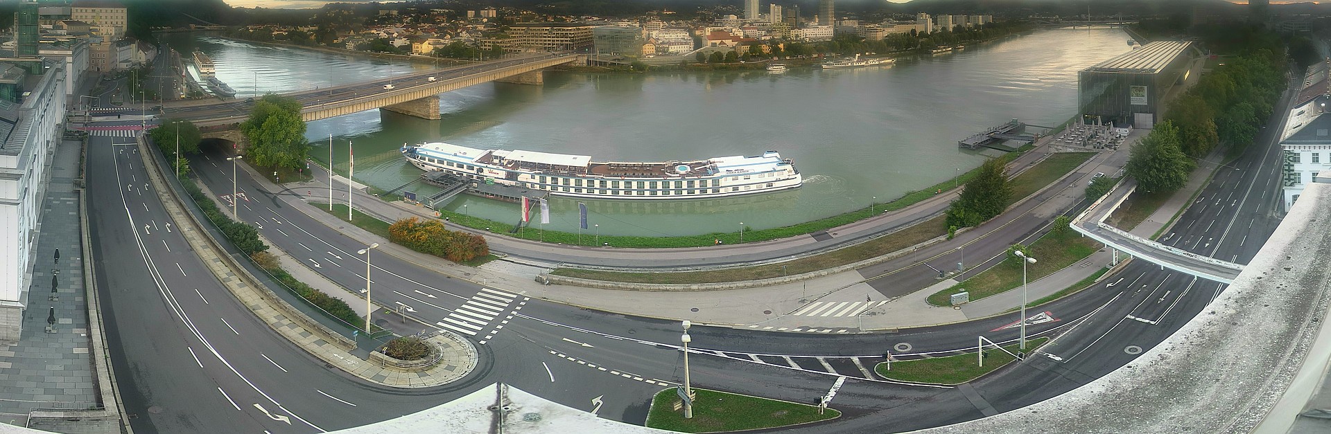Archiv Foto Webcam Linz: Donaulände und Nibelungenbrücke
