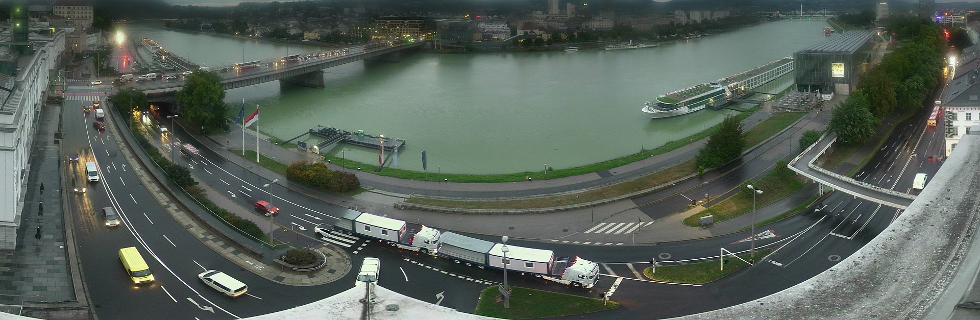 Archived image Webcam Linz: Generali building at the Danube