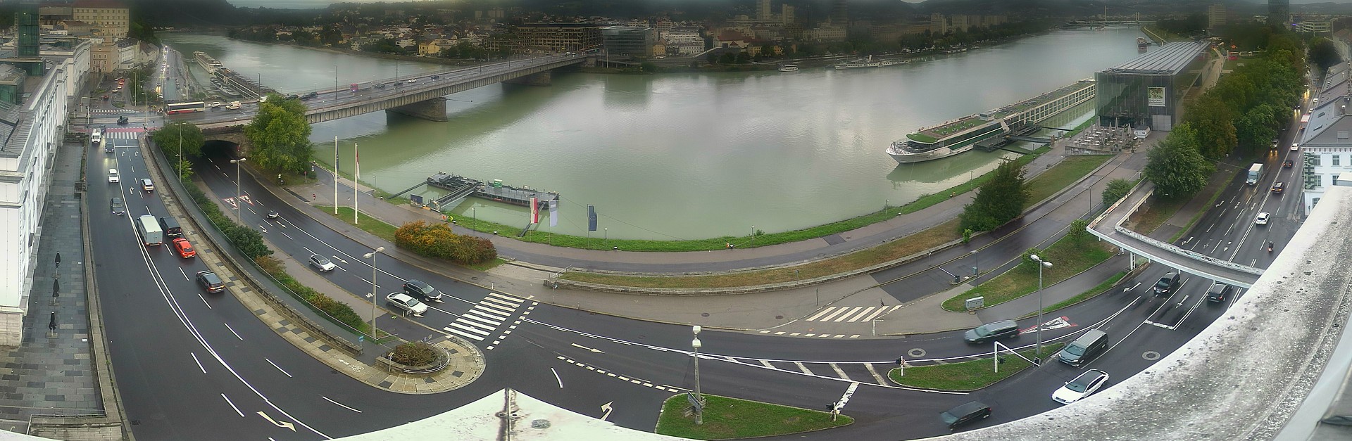 Archived image Webcam Linz: Generali building at the Danube