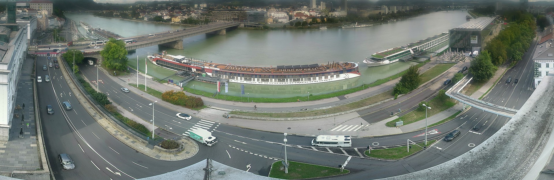 Archived image Webcam Linz: Generali building at the Danube