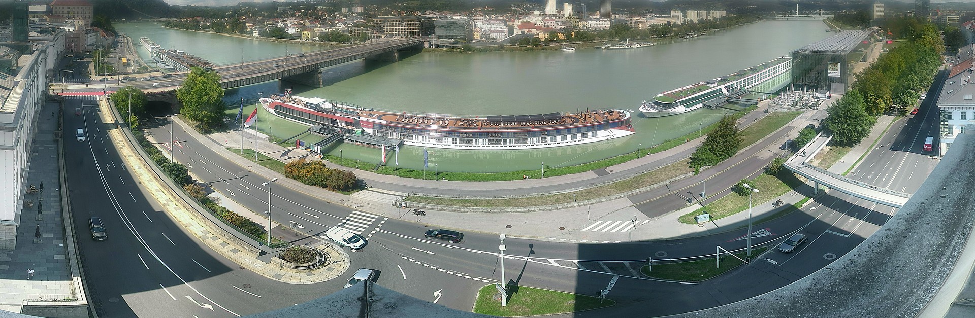 Archived image Webcam Linz: Generali building at the Danube