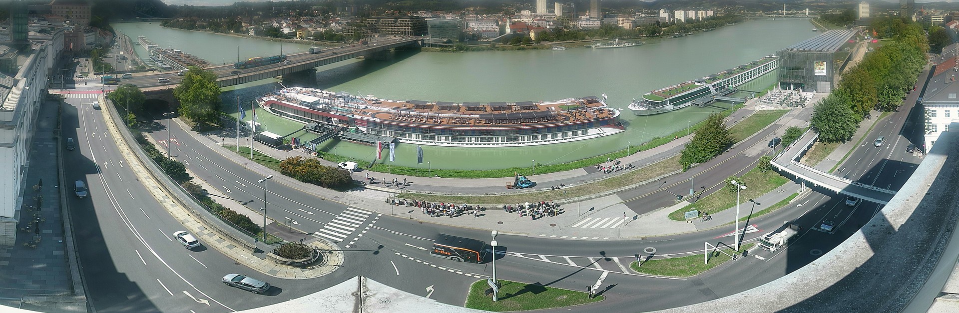 Archived image Webcam Linz: Generali building at the Danube