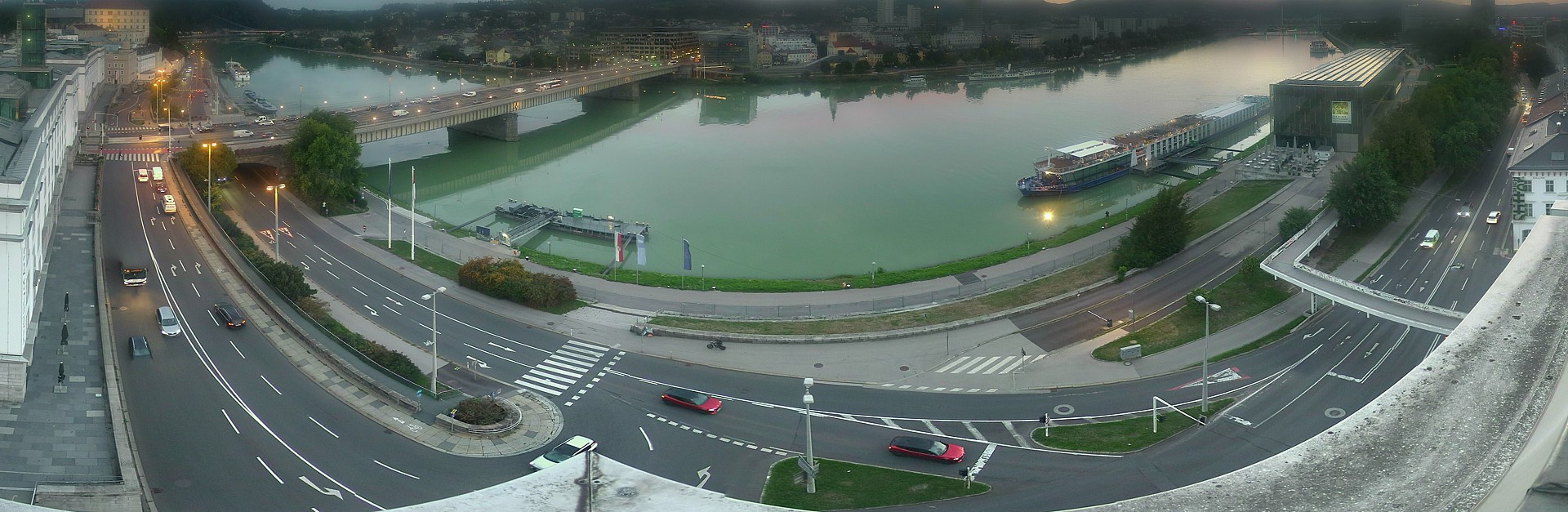 Archiv Foto Webcam Linz: Donaulände und Nibelungenbrücke