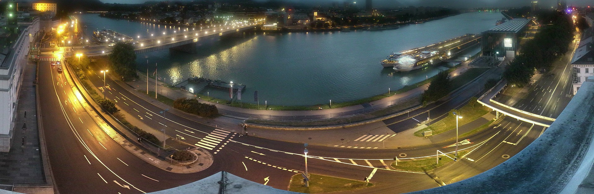 Archiv Foto Webcam Linz: Donaulände und Nibelungenbrücke