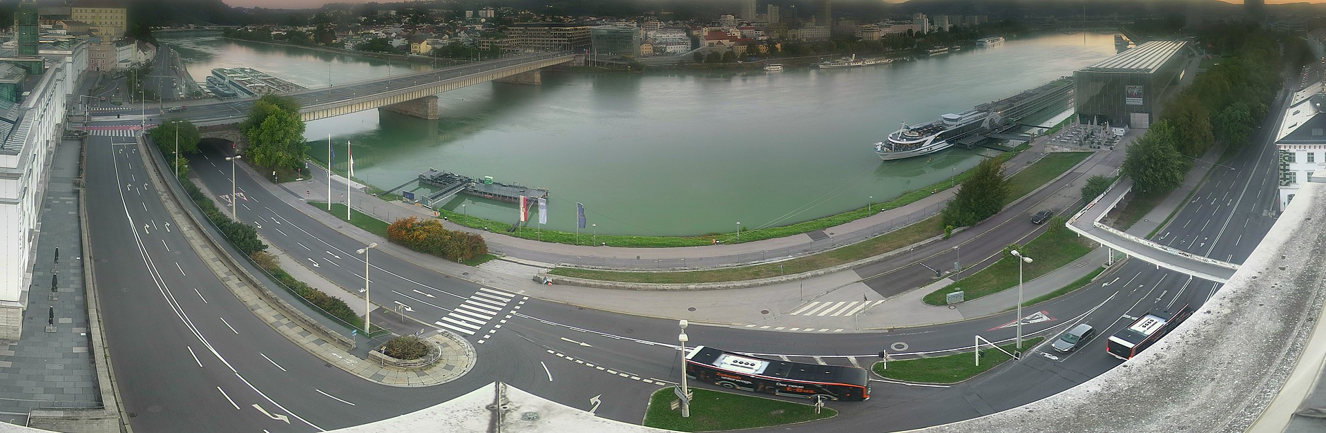 Archiv Foto Webcam Linz: Donaulände und Nibelungenbrücke