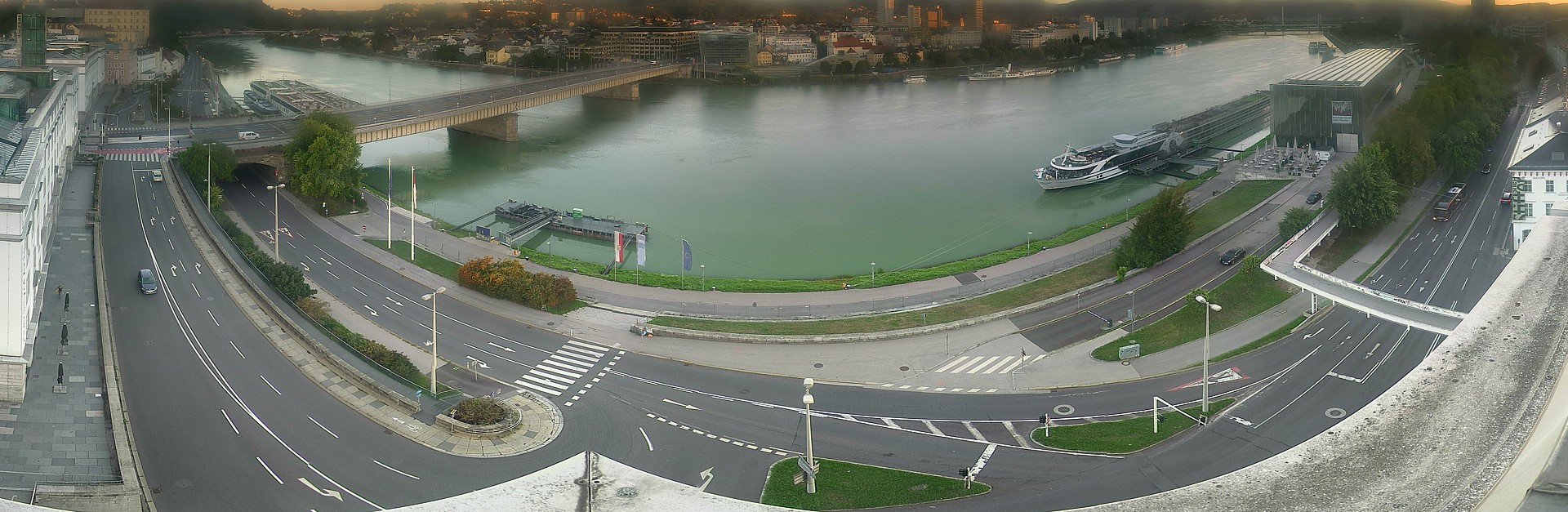 Archiv Foto Webcam Linz: Donaulände und Nibelungenbrücke