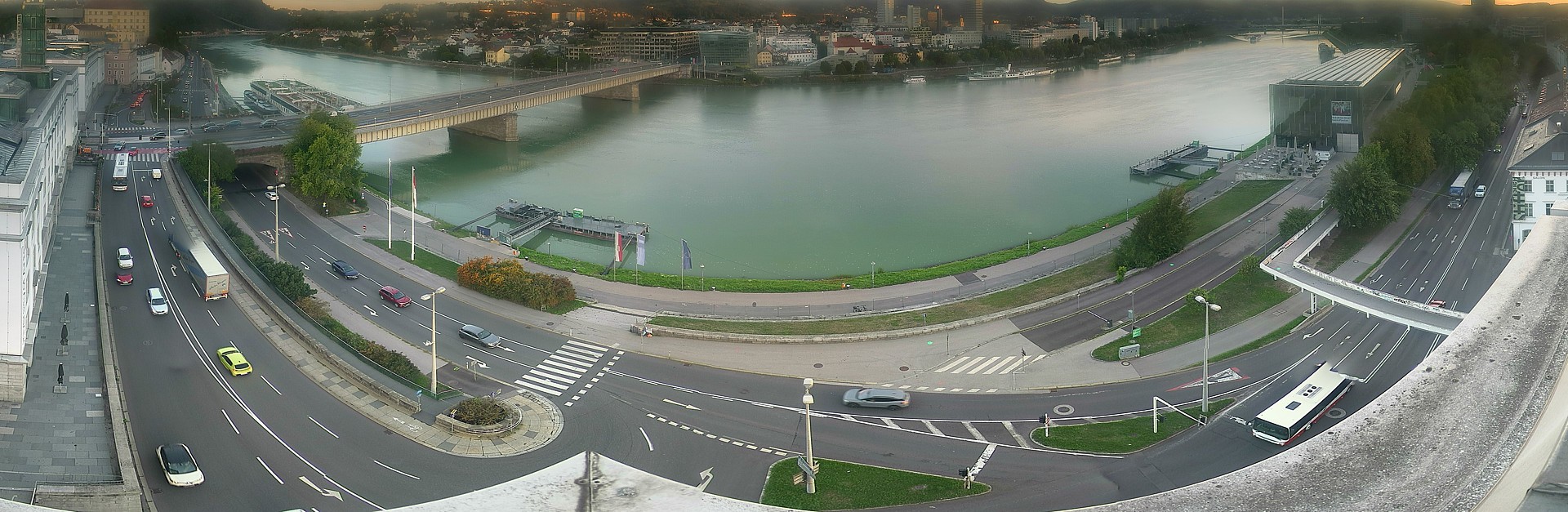 Archiv Foto Webcam Linz: Donaulände und Nibelungenbrücke