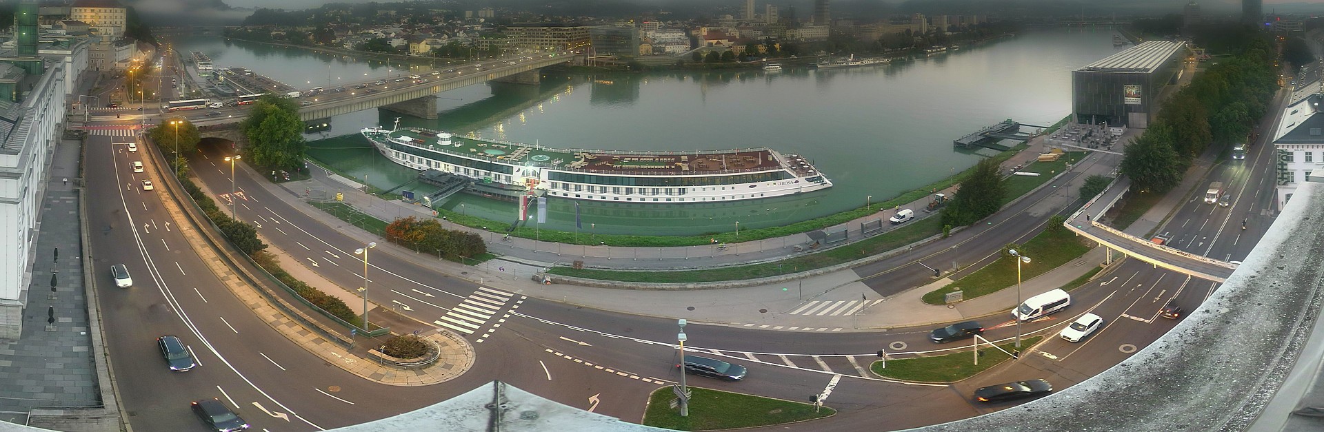 Archiv Foto Webcam Linz: Donaulände und Nibelungenbrücke