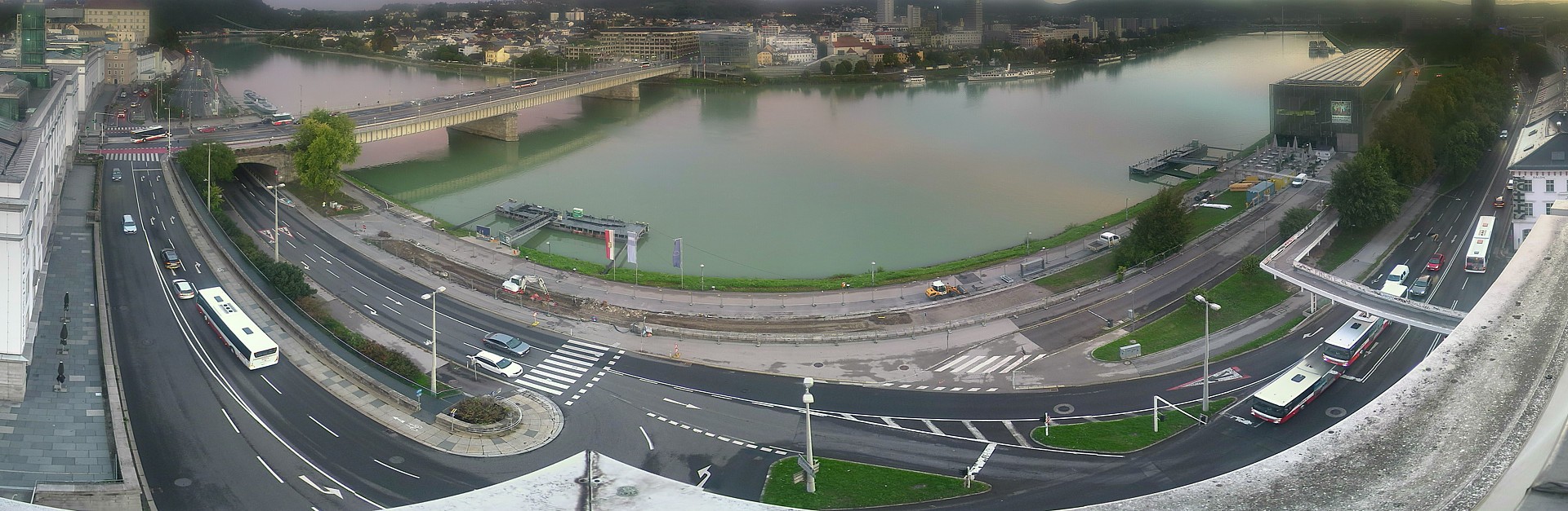 Archived image Webcam Linz: Generali building at the Danube
