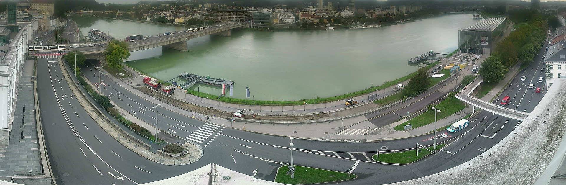 Archived image Webcam Linz: Generali building at the Danube