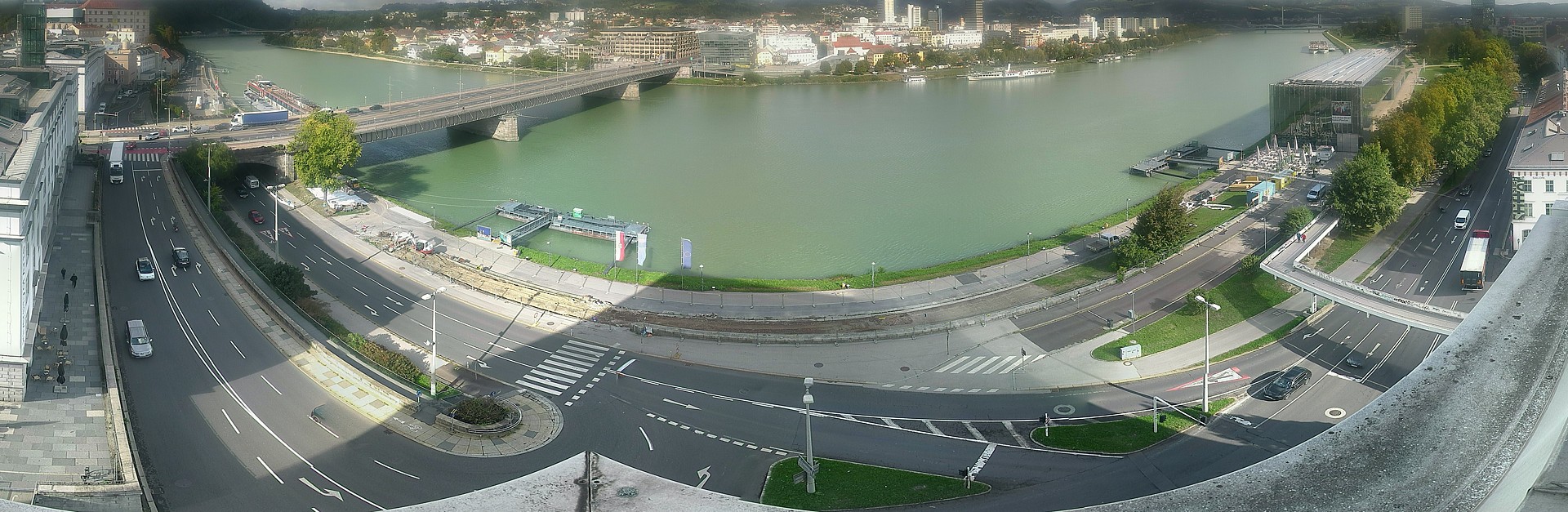 Archived image Webcam Linz: Generali building at the Danube