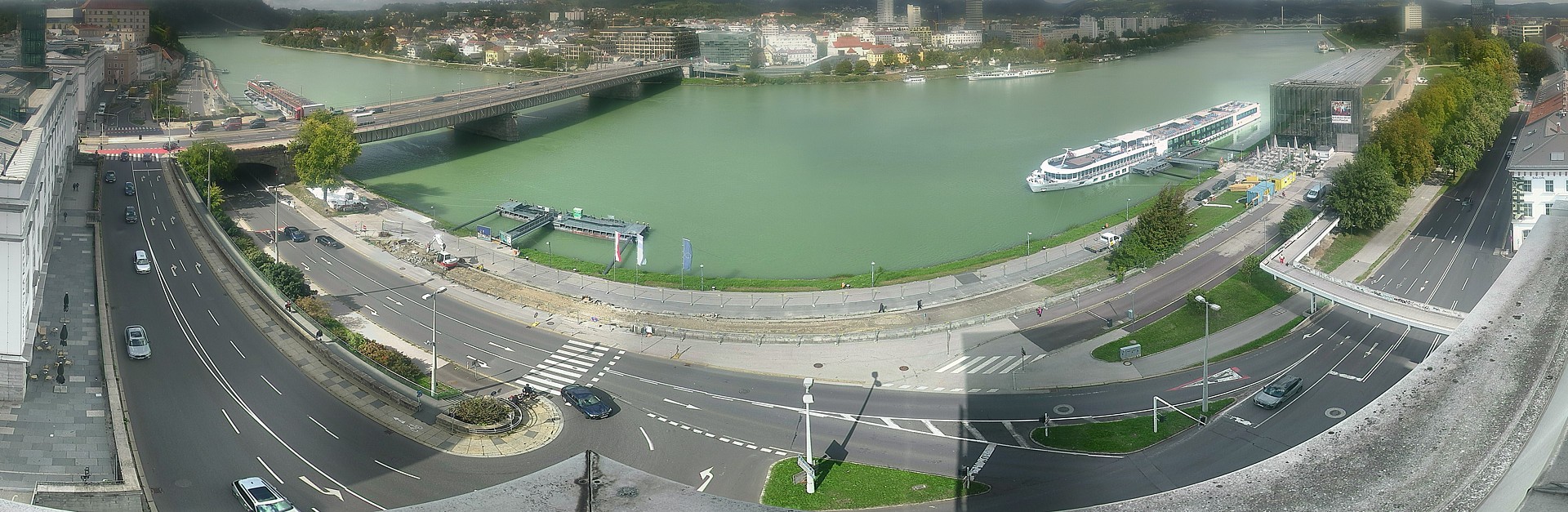 Archived image Webcam Linz: Generali building at the Danube