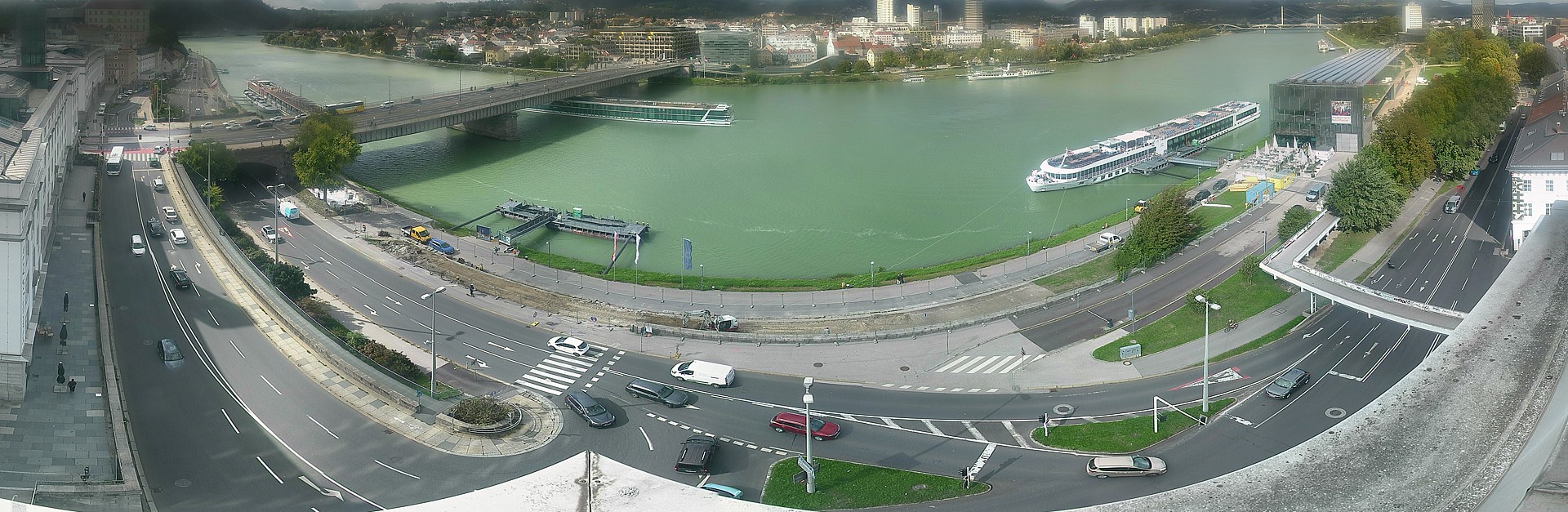 Archived image Webcam Linz: Generali building at the Danube