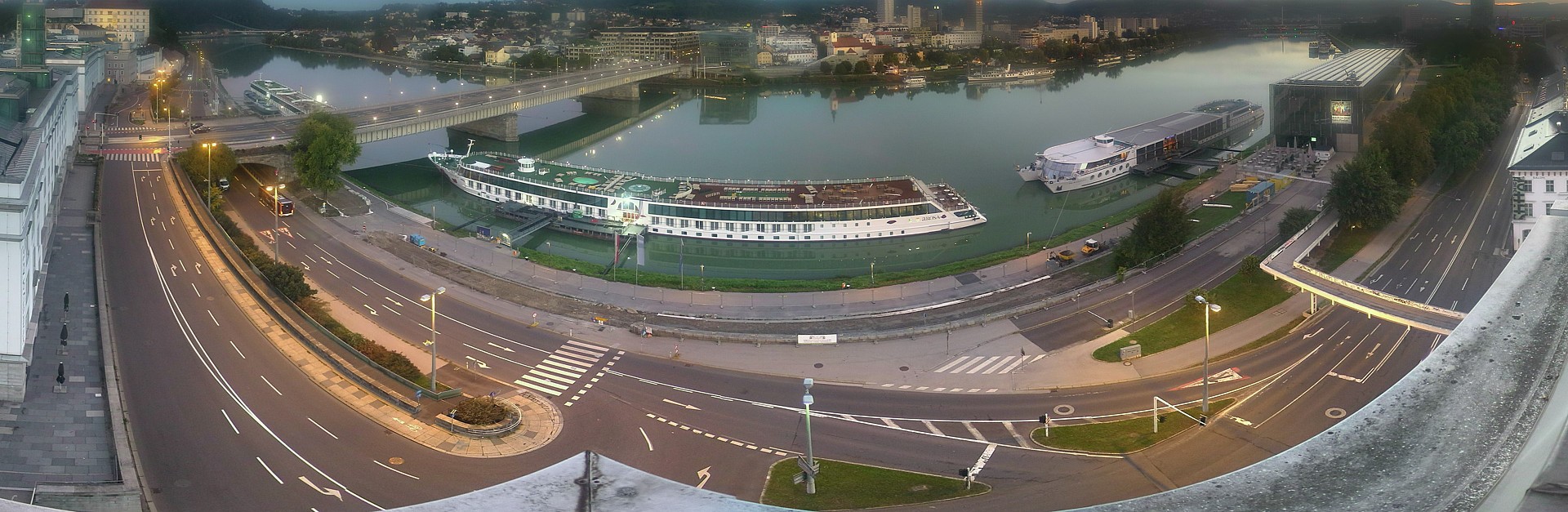 Archiv Foto Webcam Linz: Donaulände und Nibelungenbrücke