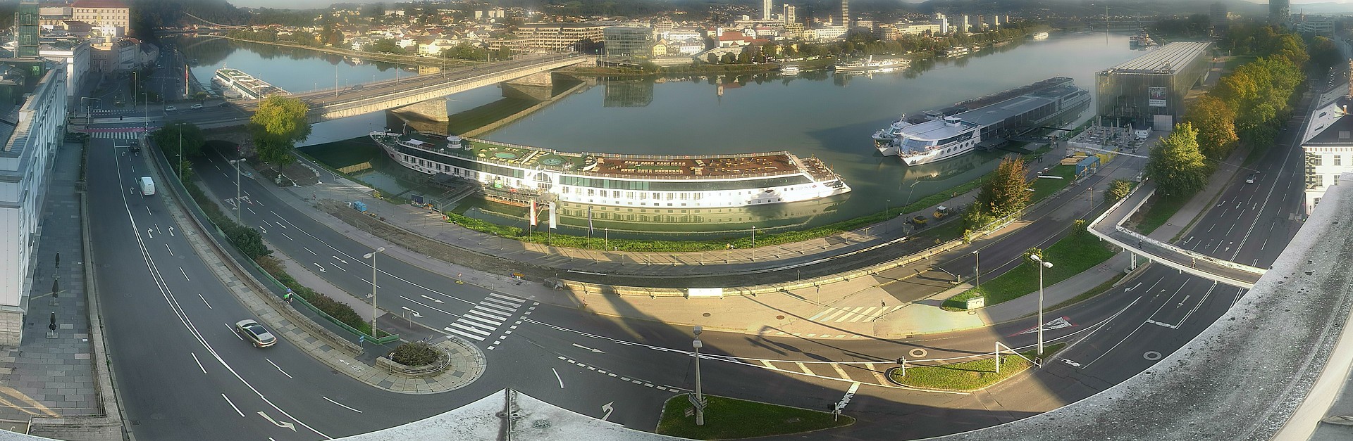 Archiv Foto Webcam Linz: Donaulände und Nibelungenbrücke