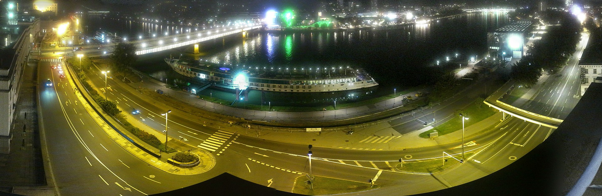 Archived image Webcam Linz: Generali building at the Danube