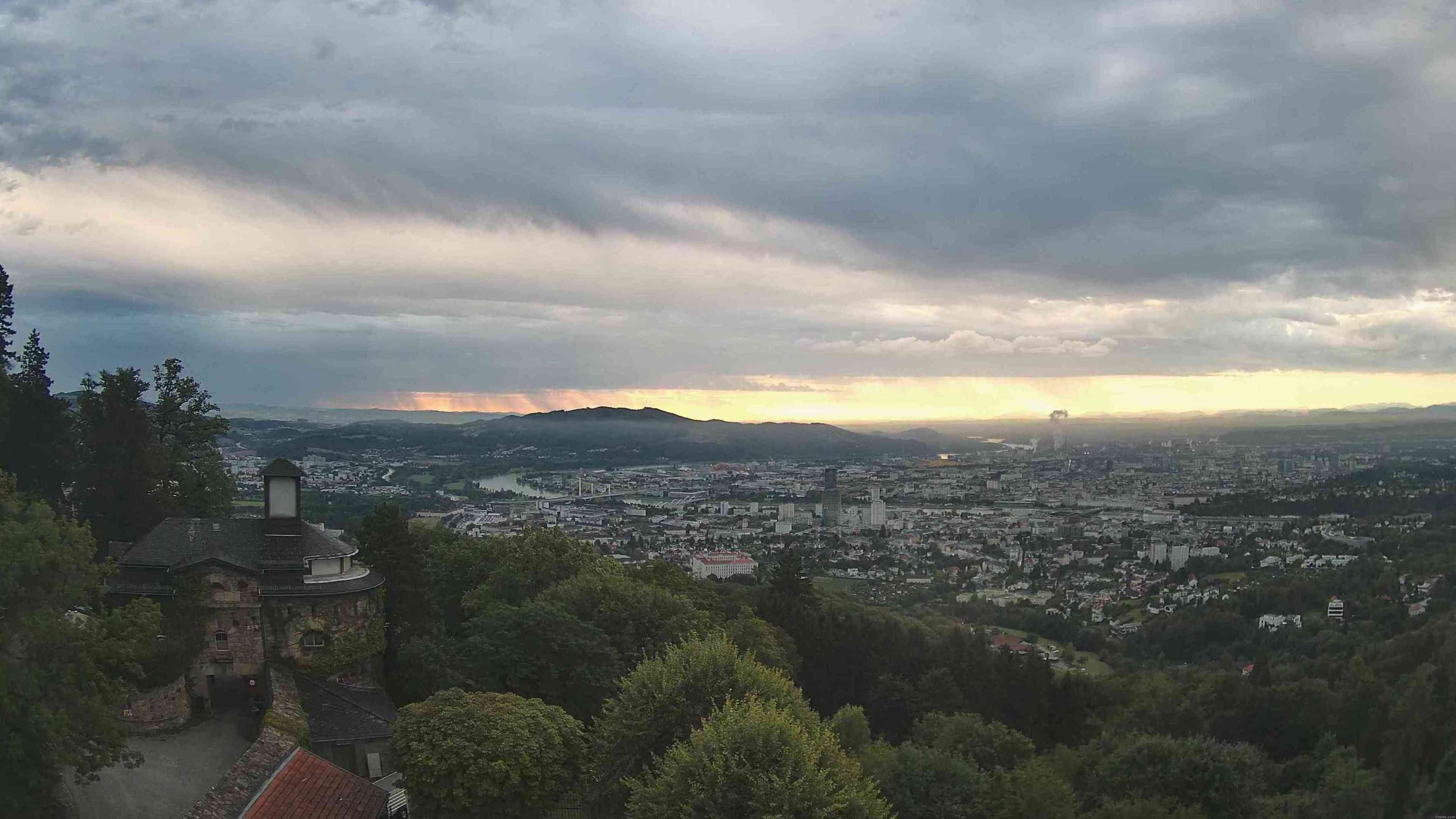 Archived image Webcam Central square of Linz