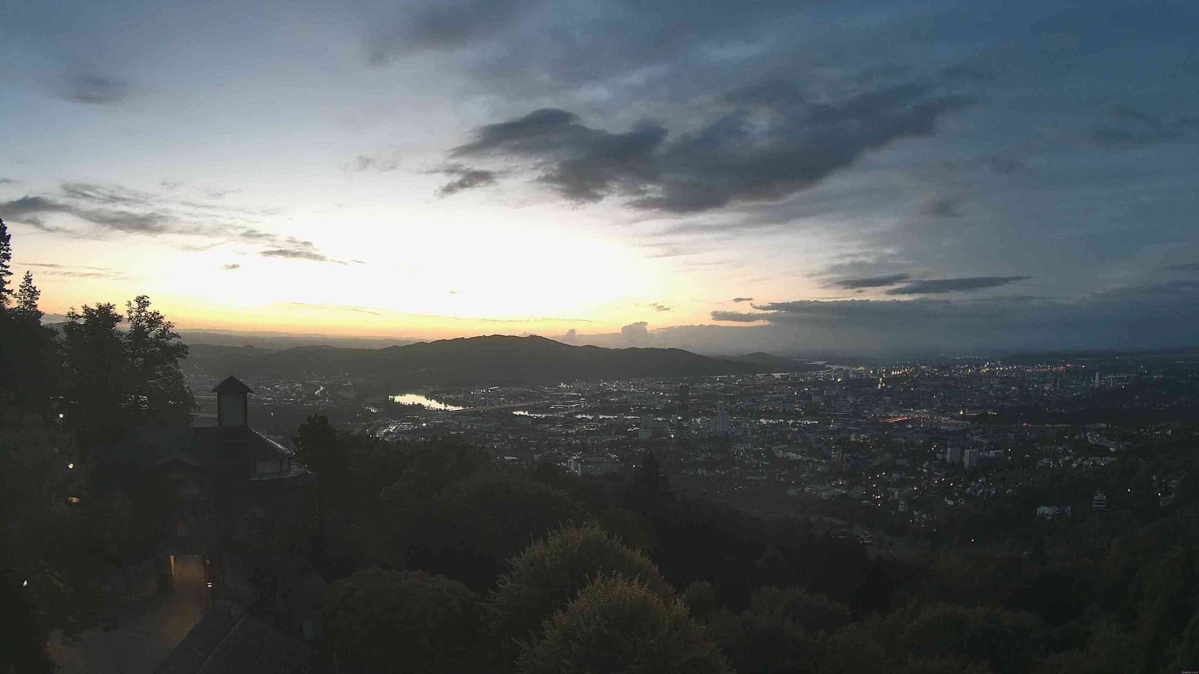 Archived image Webcam Central square of Linz