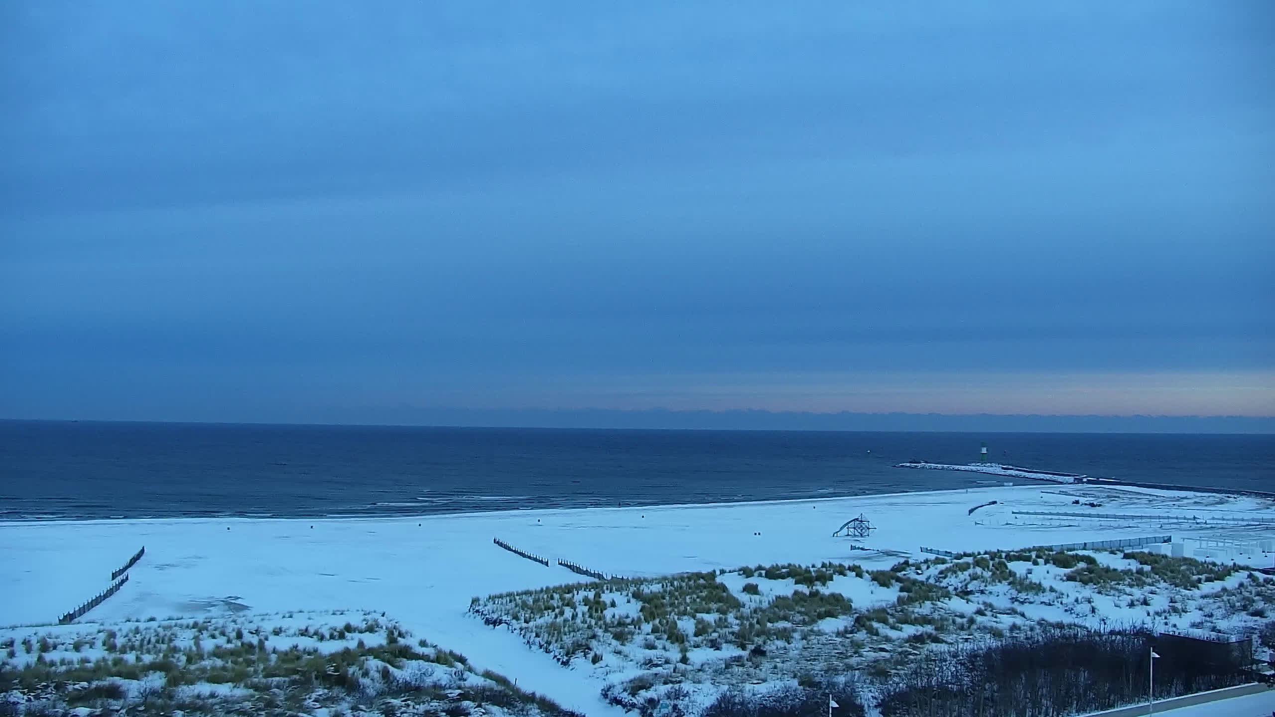 Archived image Webcam Warnemünde: Beach Hotel Hübner