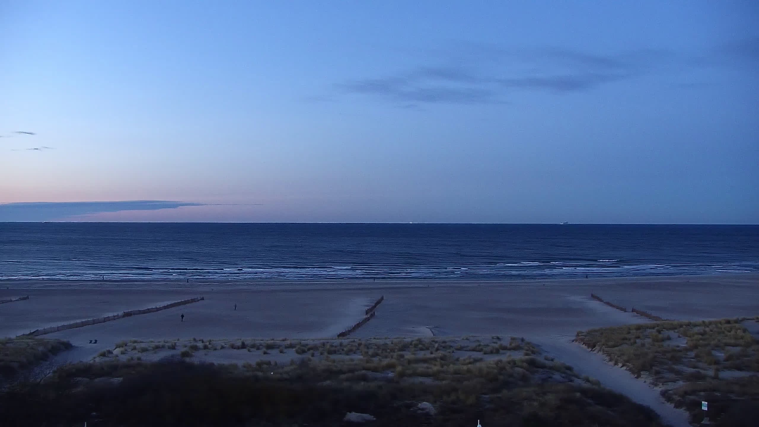 Archived image Webcam Warnemünde: Beach Hotel Hübner