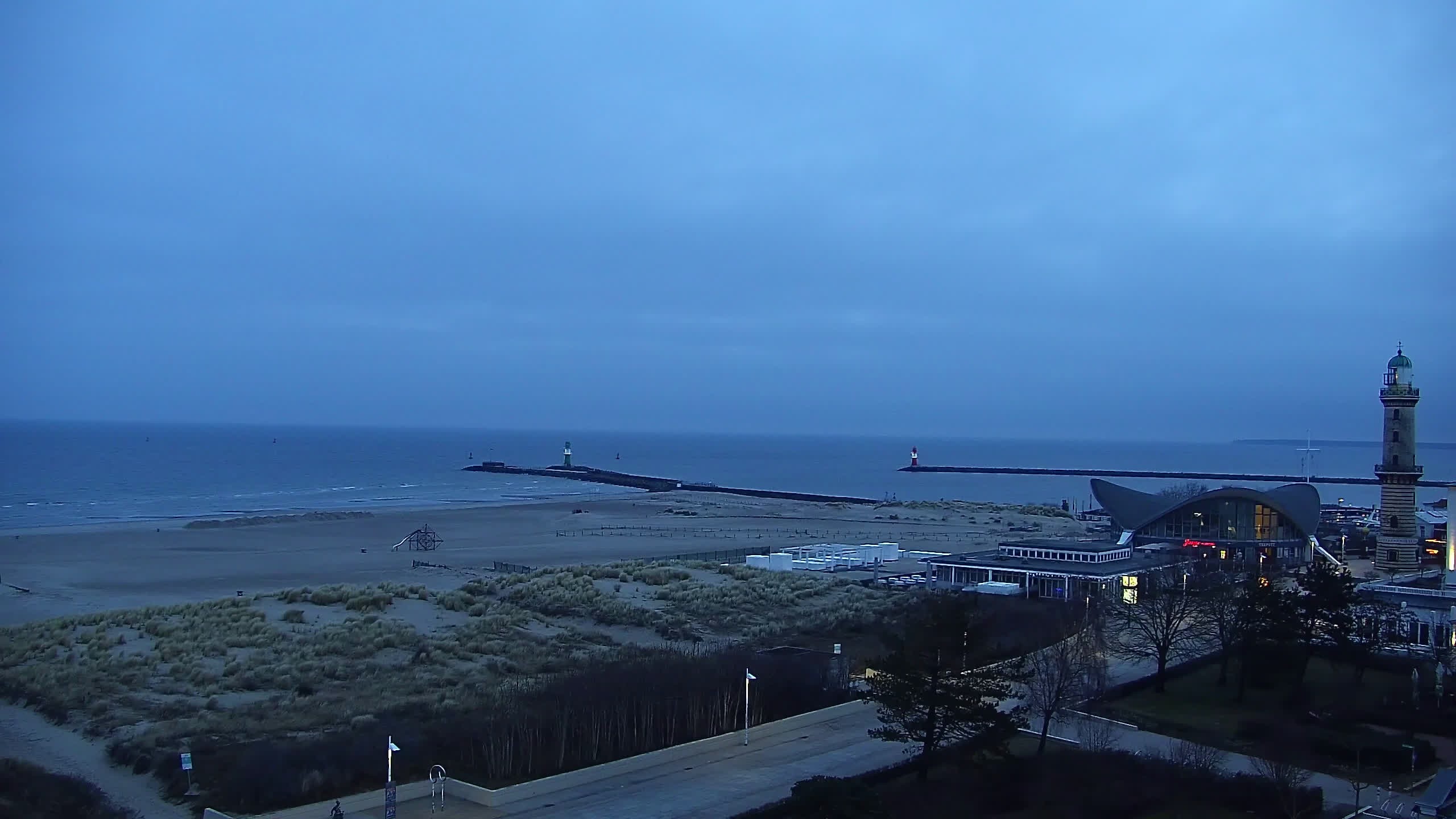 Archived image Webcam Warnemünde: Beach Hotel Hübner