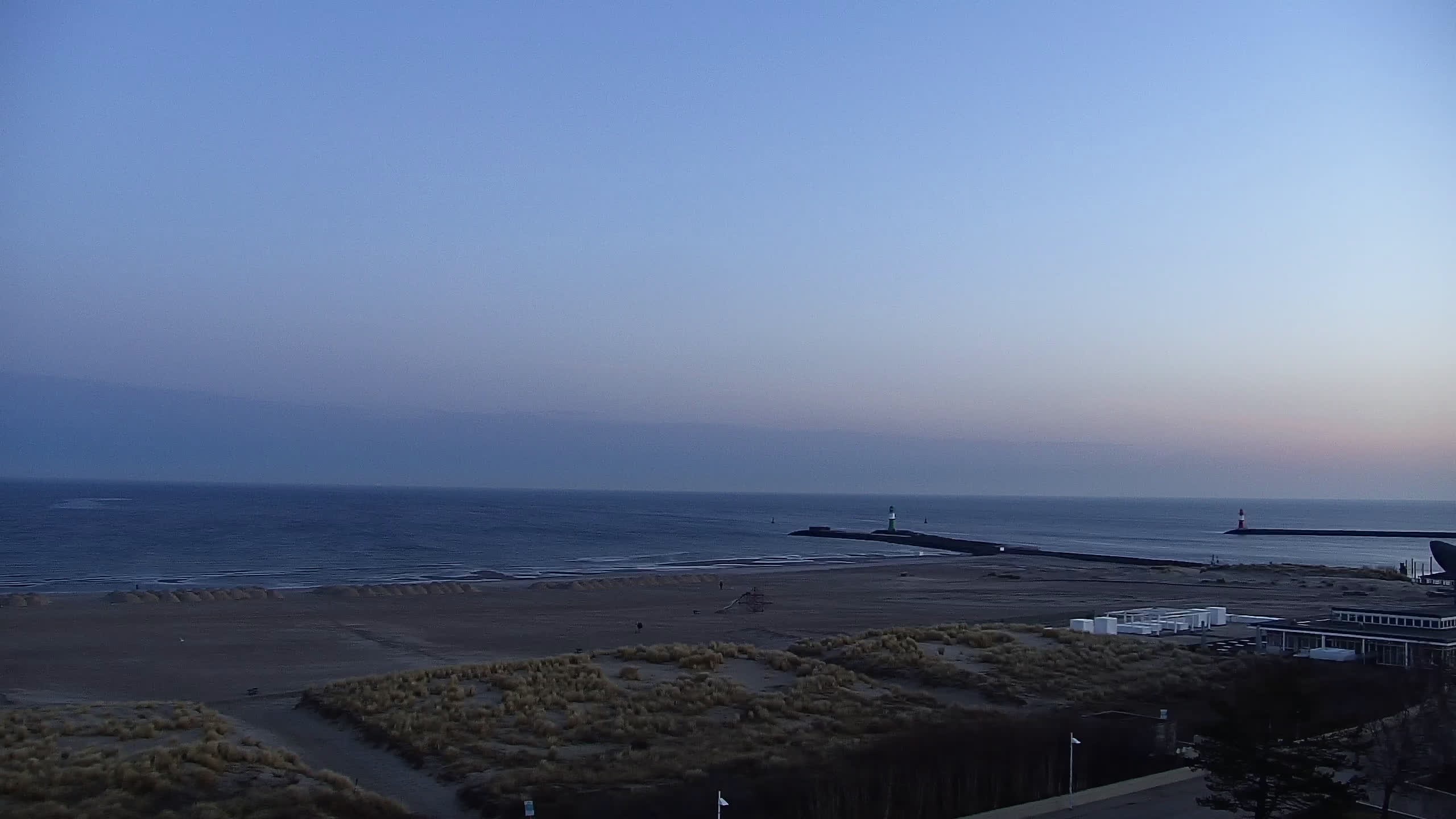 Archived image Webcam Warnemünde: Beach Hotel Hübner