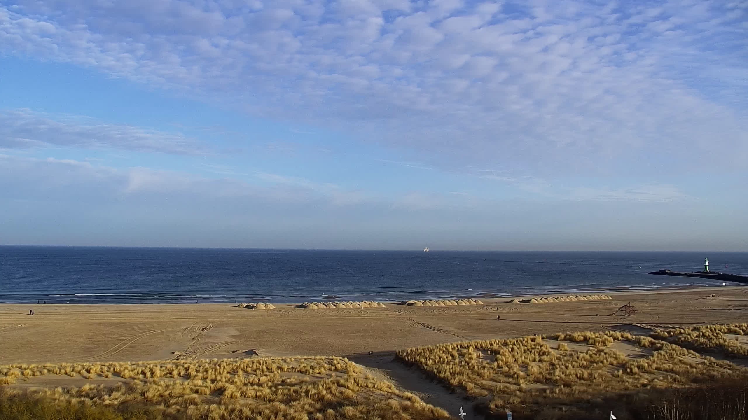 Archived image Webcam Warnemünde: Beach Hotel Hübner